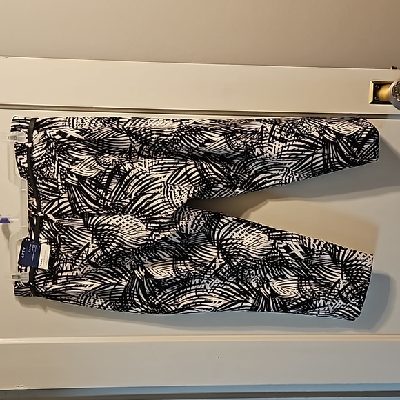 CLEARANCE! NWT Apt. 9 Torie Capri pant. Size 14. - Picture 6 of 8
